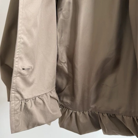 Helsa Short Bubble Hem Trench in Stone S - Picture 13 of 13